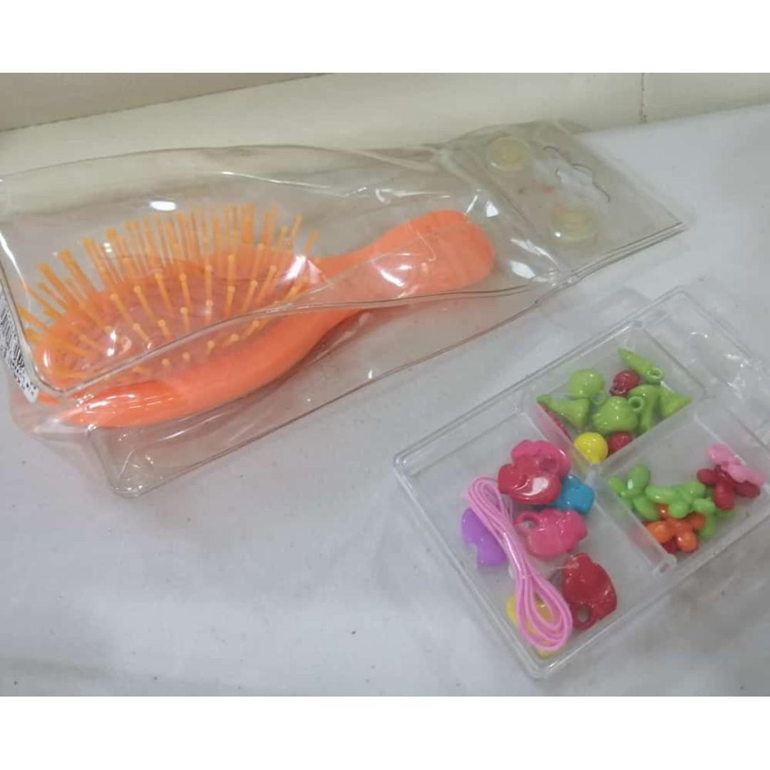 Acca Kappa Hair Brush (Category: Baby Toiletries & Grooming) located in Manila. Submitted by tinseyra (Listing ID 257961589, Image 1). Description: Kiddie Kappa Hair Brush.