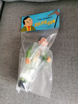 Joan cornella selfie gun vinyl figure 出售| 玩具收藏品| Carousell