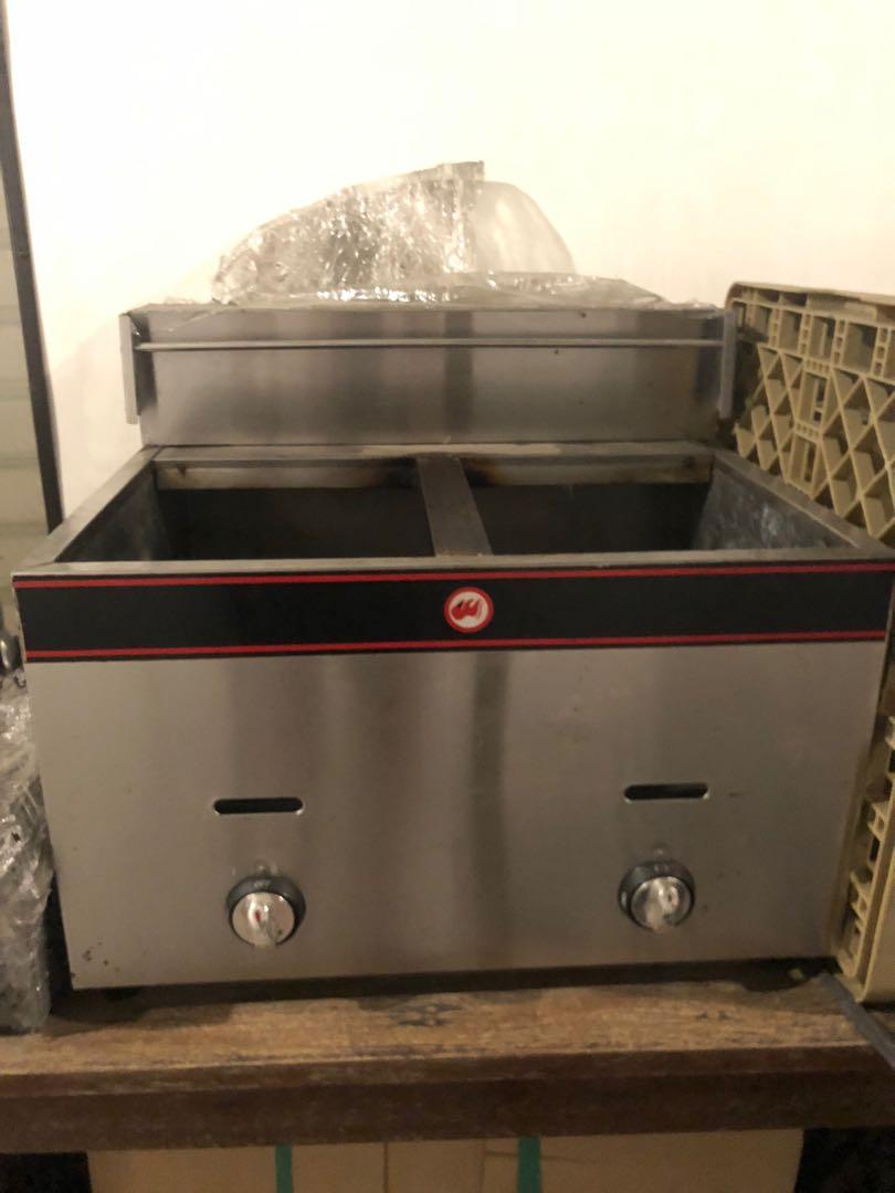 Gas Deep Fryer Double Vat 6L each (Category: Fryers) located in Quezon City. Submitted by tcabling (Listing ID 258169123, Image 1). Description: Gas Deep Fryer Double Vat 6L each Total 12L with pans but no baskets For small restaurant use Used for 3 months Bought for 14k RFS: Upgraded to a bigger fryer .