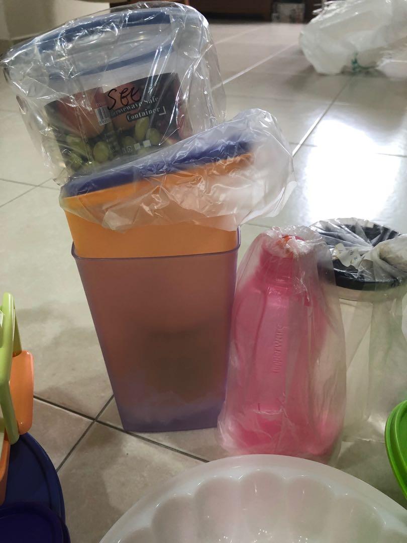 Kitchenware (Category: Other Kitchenware & Tableware) located in Singapore. Submitted by elien1999 (Listing ID 258258765, Image 3). Description: Brand New Tupperwares big n small containers .