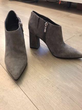 Marc Fisher grey suede heels in size 6