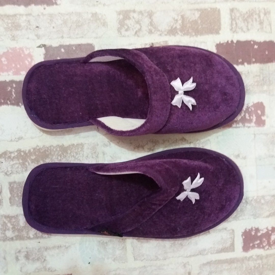 FLUFFY ROOM SLIPPERS SIZE 5
