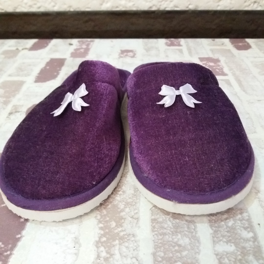 FLUFFY ROOM SLIPPERS SIZE 5