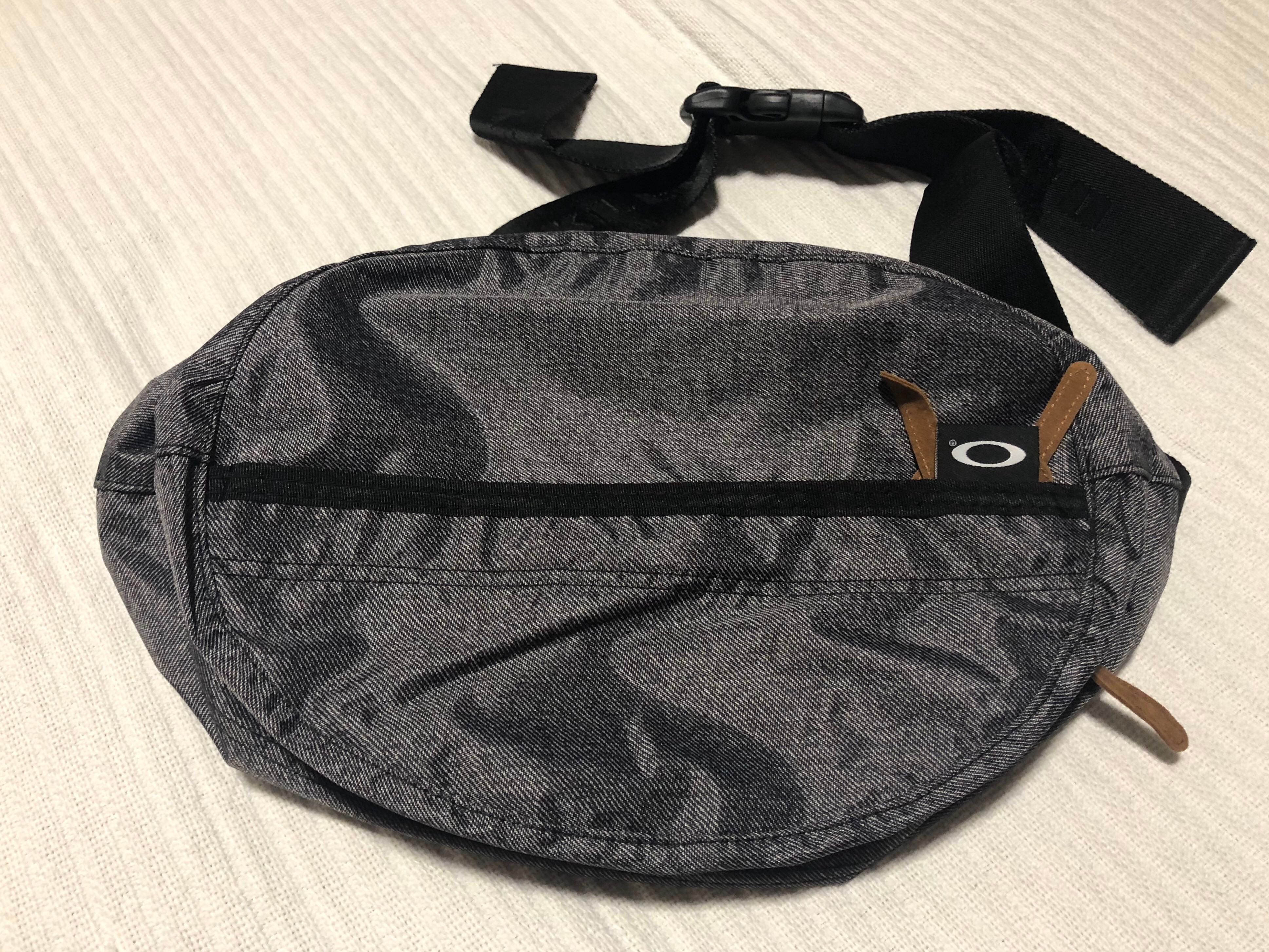 Oakley Crossbody Sling Bag (Original), Everything Else on Carousell