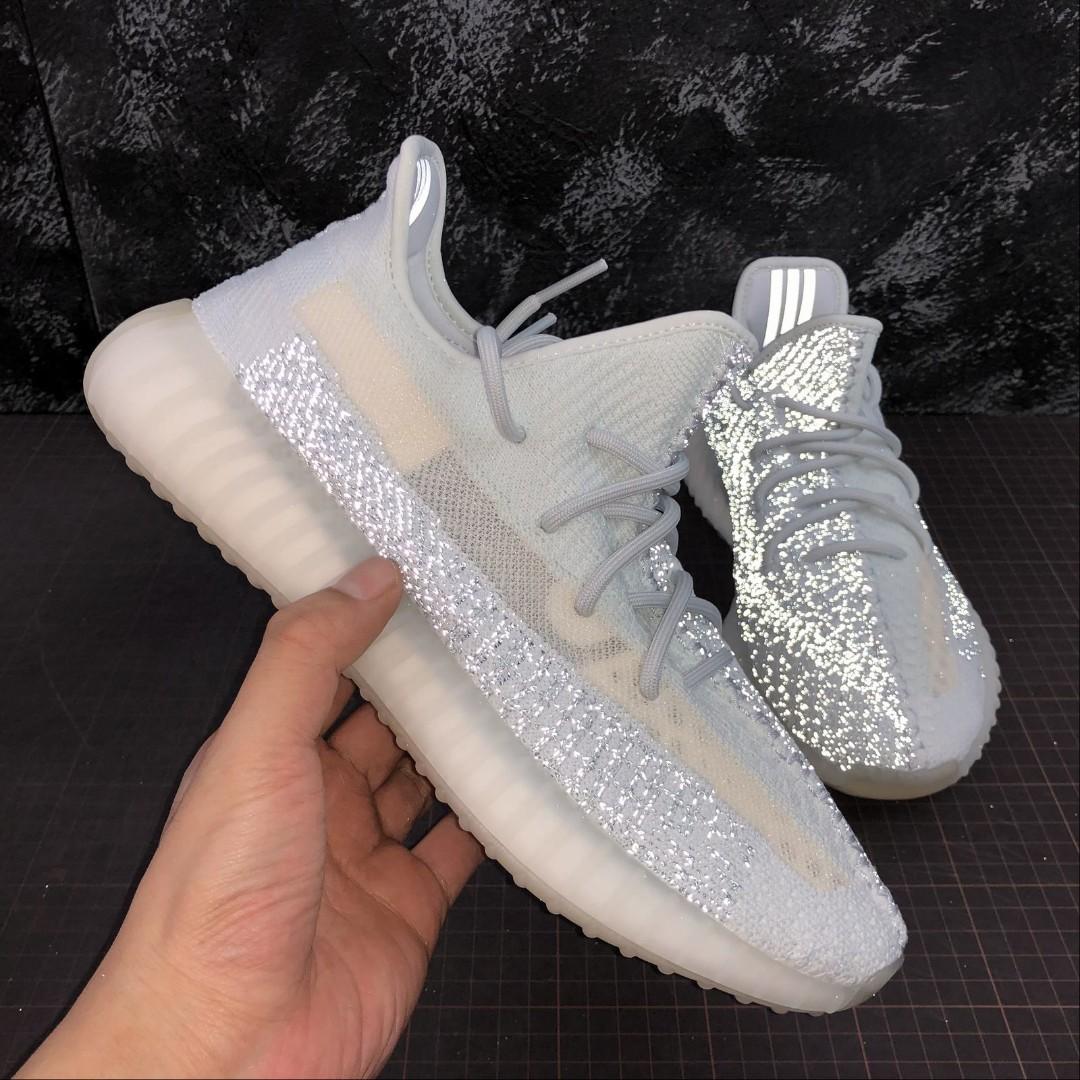 meddelelse Gladys fordom Adidas Yeezy Boost 350 V2 Cloud White Reflective, Men's Fashion, Footwear,  Sneakers on Carousell