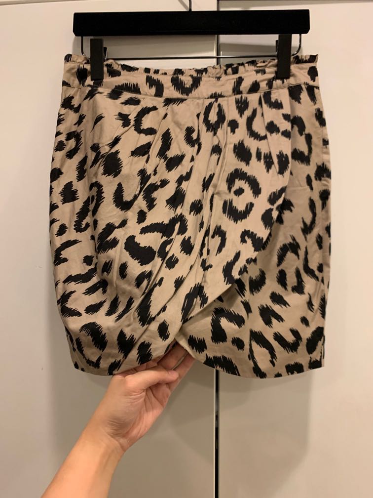 Forever 21 tulip-cut leopard print skirt (Category: Dresses) located in Manila. Submitted by allthingsmustgo88 (Listing ID 259109045, Image 1). Description: .