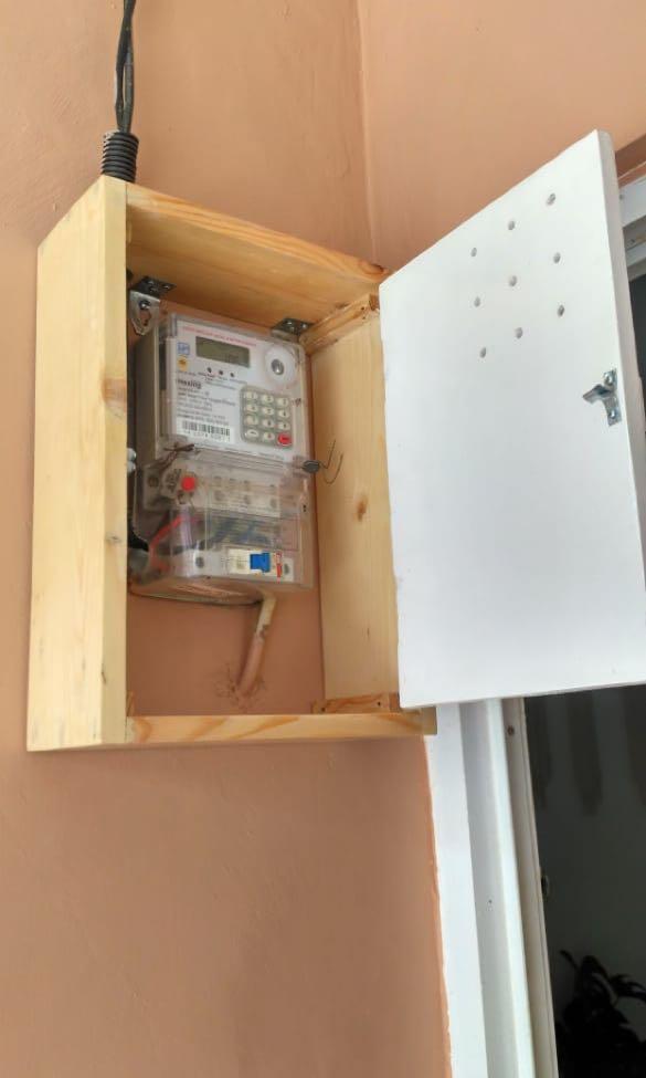 Hiasan Dinding Pajangan Kotak Box Tempat Meteran Listrik Custom Perlengkapan Rumah Toko Kantor Home Decoration Shop Office Decoupage Barang Yang Dicari Di Carousell Meteran listrik berada di luar rumah anda, antara kabel daya yang datang dari tiang listrik dan panel listrik di dalam rumah anda. hiasan dinding pajangan kotak box tempat meteran listrik custom perlengkapan rumah toko kantor home decoration shop office decoupage