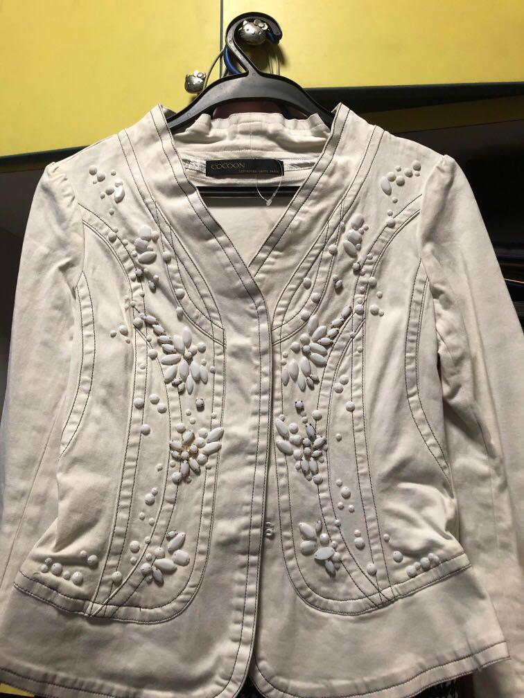 Off White jacket (Category: Coats, Jackets and Outerwear) located in Singapore. Submitted by shshng (Listing ID 259052588, Image 1). Description: Flattering cut with Unique with decorative piece in front and slight flared sleeves. Didn’t have a chance to wear it and now it can’t fit anymore. Available till 07Nov19.
