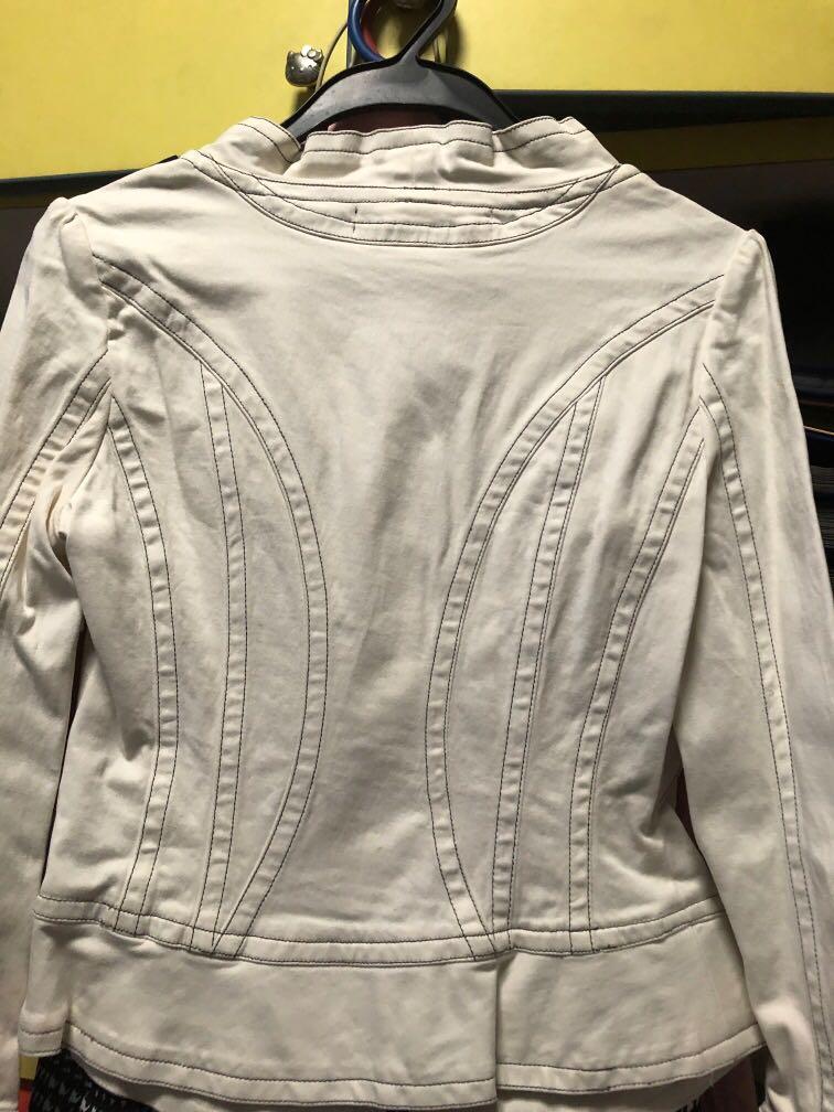 Off White jacket (Category: Coats, Jackets and Outerwear) located in Singapore. Submitted by shshng (Listing ID 259052588, Image 4). Description: Flattering cut with Unique with decorative piece in front and slight flared sleeves. Didn’t have a chance to wear it and now it can’t fit anymore. Available till 07Nov19.