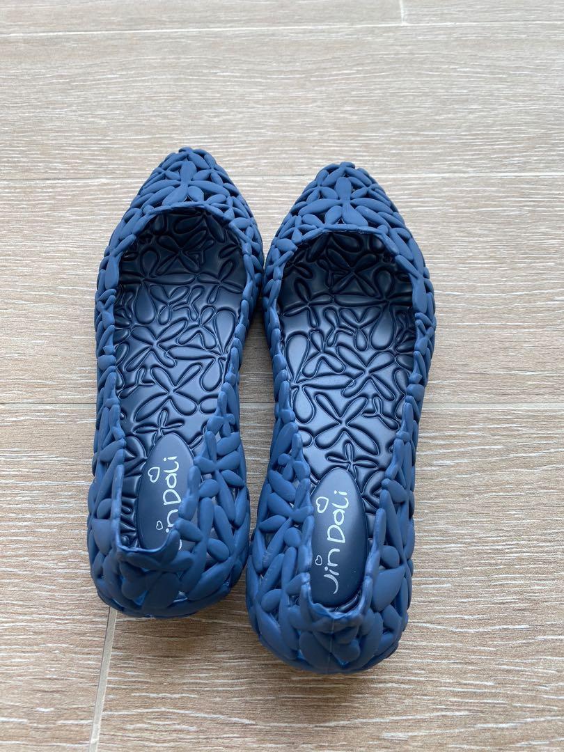 Waterproof flats (Category: Flats) located in Singapore. Submitted by matthew888 (Listing ID 259021237, Image 2). Description: $10 for both Wore less than 3 times.