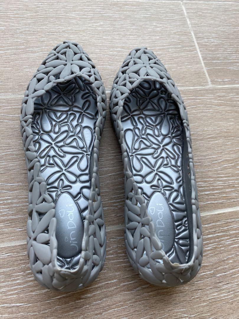 Waterproof flats (Category: Flats) located in Singapore. Submitted by matthew888 (Listing ID 259021237, Image 3). Description: $10 for both Wore less than 3 times.