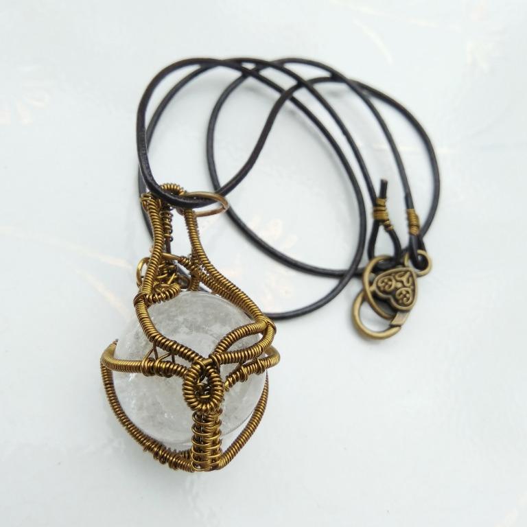 Wire wrap round stone store