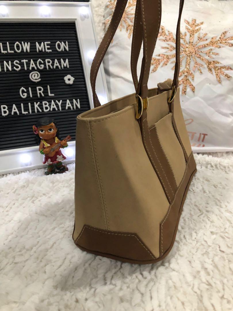 Guaranteed auth Sylvia Santos bag, practical size!! (Category: Luxury Bags & Wallets) located in Marikina City. Submitted by girlbalikbayan (Listing ID 259358264, Image 3). Description: CLOSET CLEANUP👚👗🧥👖👙👕 Finally took some time to go thru my walk-in and pull out some of my clothes and bags - meron preloved and meron din brand new pa. Happy shopping! 💯% authentic Sylvia Santos purse/bag This is a very practical size and shape for a bag. O