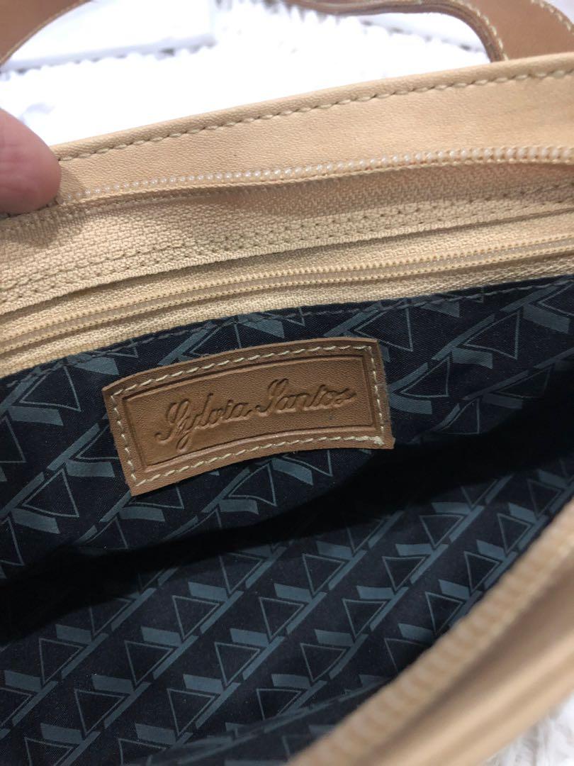 Guaranteed auth Sylvia Santos bag, practical size!! (Category: Luxury Bags & Wallets) located in Marikina City. Submitted by girlbalikbayan (Listing ID 259358264, Image 2). Description: CLOSET CLEANUP👚👗🧥👖👙👕 Finally took some time to go thru my walk-in and pull out some of my clothes and bags - meron preloved and meron din brand new pa. Happy shopping! 💯% authentic Sylvia Santos purse/bag This is a very practical size and shape for a bag. O