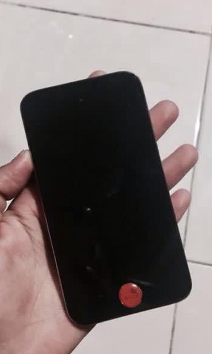 Itouch 4 16gb (Category: iPad) located in Quezon City. Submitted by closetforless (Listing ID 259376124, Image 1). Description: Itouch 4th Gen 16 gb for sale! - available for meet-ups only - comes with charger - no issue - price negotiable :).