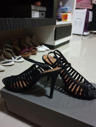Sepatu charles n keith