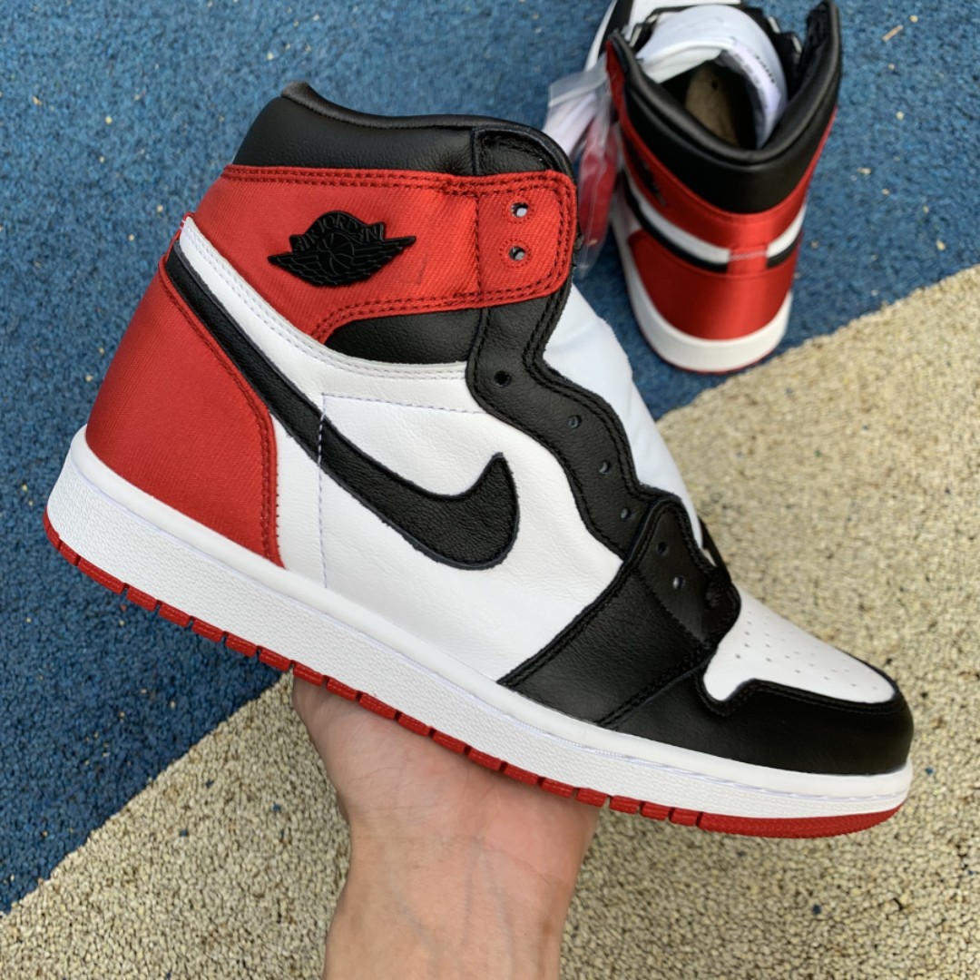 aj1 black toe satin