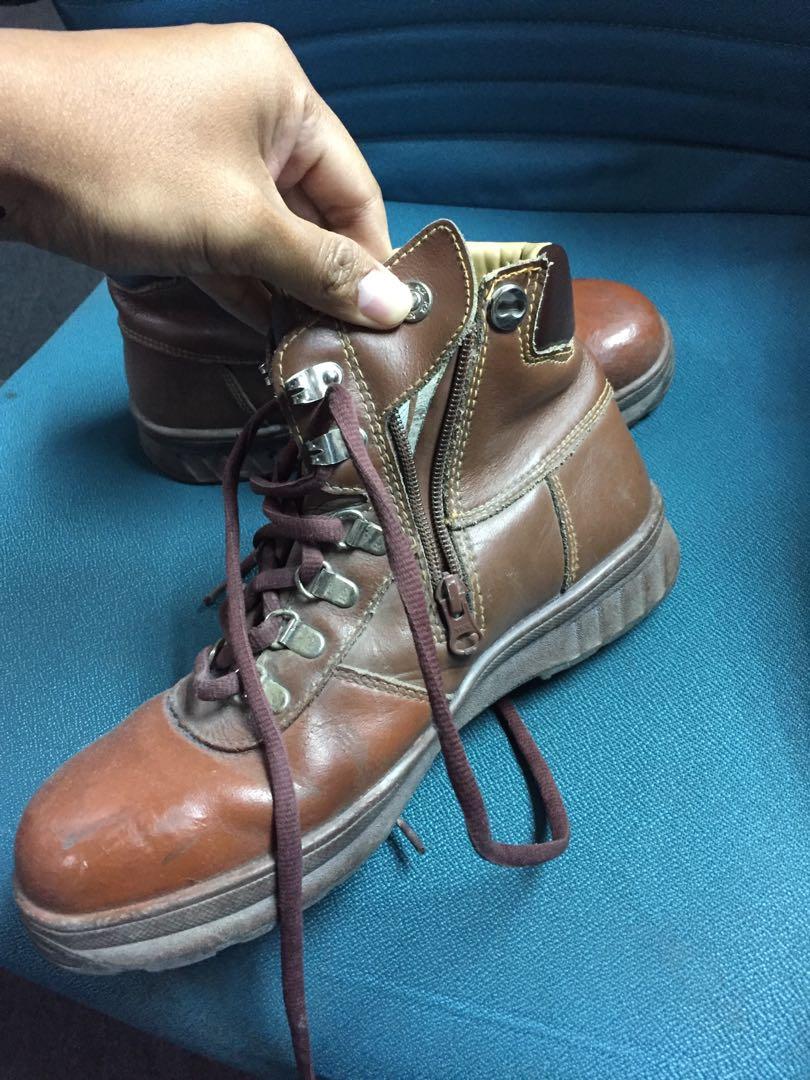 Boot (Safety Boot) (Category: Boots) located in Petaling Jaya. Submitted by lekir90 (Listing ID 259596145, Image 2). Description: Safety Boot K2 untuk dilepaskan..Condition 9/10..boleh cod area kastam kelana jaya,berminat boleh wasup 0179379425..boleh nego .