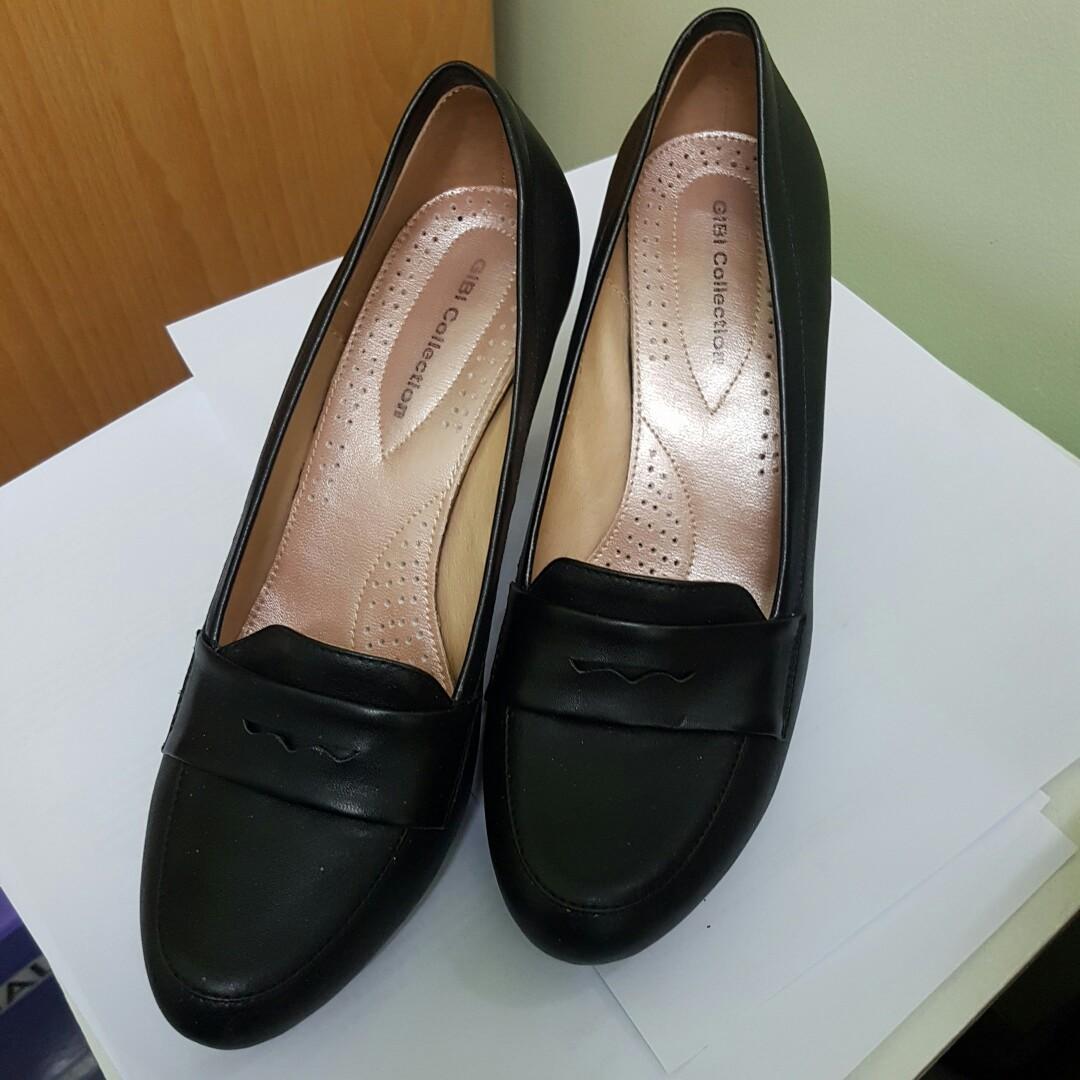 Gibi black office shoes (Category: Heels) located in Manila. Submitted by cinmonjellhiney (Listing ID 259659504, Image 2). Description: Brand: Gibi Office shoes/heel Condition: used once and in very good condition. Meet-up: BGC, Glorietta, Landmark, Greenbelt Shipping: fee to be shouldered by buyer via LBC or j&t. Shipping items every Saturday only. Buyer may opt for grab express but must inform at least 2 days before so I can prepare item.