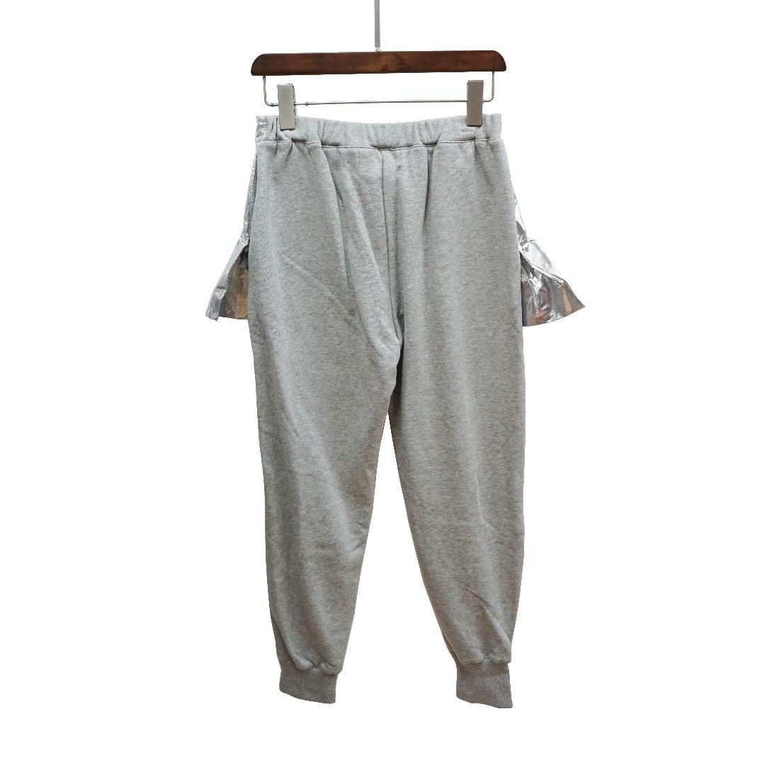 PUSH BUTTON PANTS （分類：其他下身）位於 Hong Kong。 由 celeba_hk 提交（商品編號 259581373，圖片 2）。簡介： 捐贈者:善臨大使 尺碼 : S 原價:$3,899 善臨善心價 : $250 如有興趣選購更多，歡迎致電預約到門市選購，或可到善臨網站查看。義賣所得收入會為罕見疾病人士及老人服務籌款。 ** 所有義賣品(門市及網站)不設退貨及退款 ** **捐贈產品或有少許瑕疵，請於購買前先檢查清楚** 門市地址: 九龍新蒲崗五芳街10號新寶中心12樓1201室 開放時間: 星期一至五 10:00a.m. – 6:00 p.m. (請先致電預約) 星期六 10:00a.m. – 1:00 p.m. 星期日及公眾假期休息 熱線: 2792 8100 。