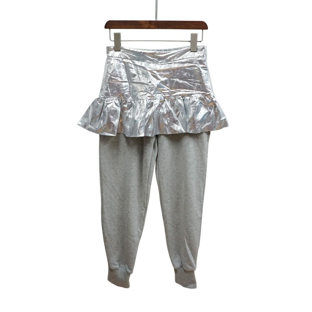 PUSH BUTTON PANTS （分類：其他下身）位於 Hong Kong。 由 celeba_hk 提交（商品編號 259581373，圖片 1）。簡介： 捐贈者:善臨大使 尺碼 : S 原價:$3,899 善臨善心價 : $250 如有興趣選購更多，歡迎致電預約到門市選購，或可到善臨網站查看。義賣所得收入會為罕見疾病人士及老人服務籌款。 ** 所有義賣品(門市及網站)不設退貨及退款 ** **捐贈產品或有少許瑕疵，請於購買前先檢查清楚** 門市地址: 九龍新蒲崗五芳街10號新寶中心12樓1201室 開放時間: 星期一至五 10:00a.m. – 6:00 p.m. (請先致電預約) 星期六 10:00a.m. – 1:00 p.m. 星期日及公眾假期休息 熱線: 2792 8100 。