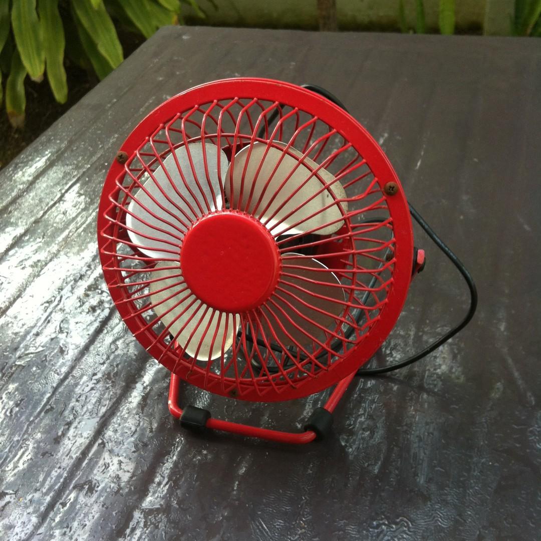 Usb Red Desk Fan Height 16cm Diameter 5cm In Good Working