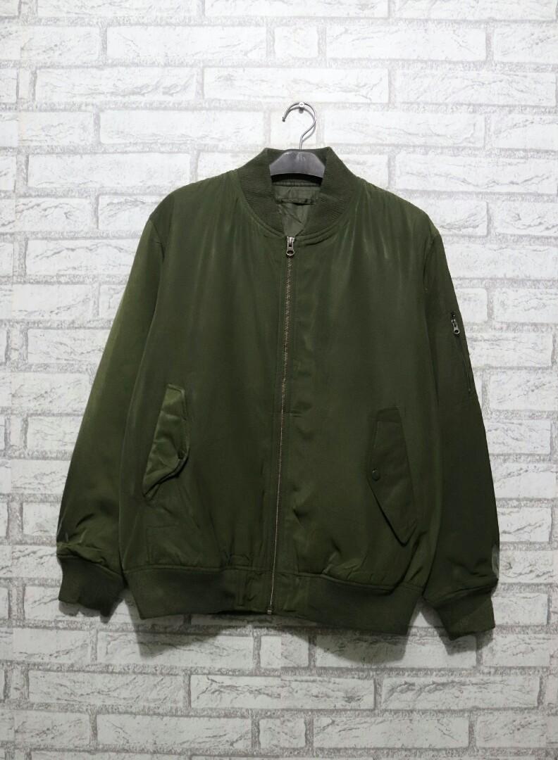 Jaket Bomber Army Original Gu By Uniqlo Not Gap H M Fesyen Pria Pakaian Atasan Di Carousell