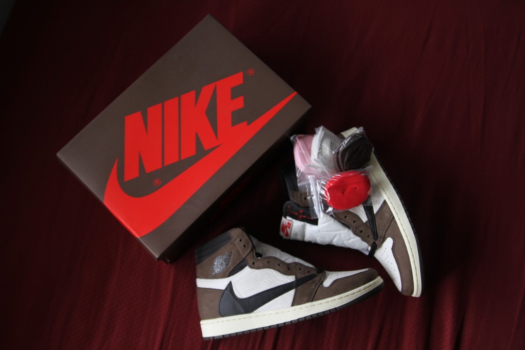 Nike Air Jordan 1 High OG TS SP TRAVIS SCOTT, Men's Fashion, Footwear,  Sneakers on Carousell