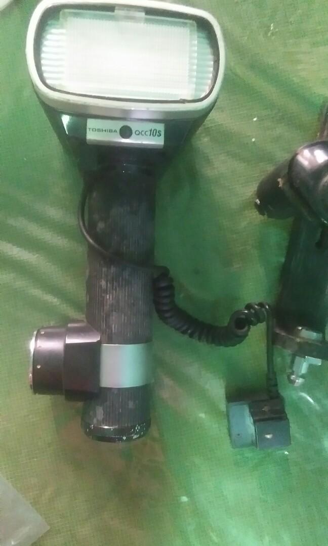 Vintage camera flash (Category: Flashes) located in Las Pinas. Submitted by mommys_koleksyon011 (Listing ID 259787481, Image 2). Description: Preloved vintage camera flash at may isa pa diko alam tawag/not sure kung pano gamitin...price neg☺.