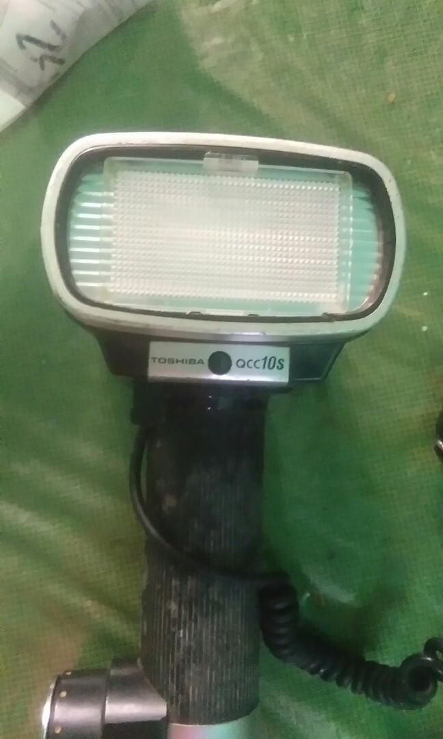 Vintage camera flash (Category: Flashes) located in Las Pinas. Submitted by mommys_koleksyon011 (Listing ID 259787481, Image 1). Description: Preloved vintage camera flash at may isa pa diko alam tawag/not sure kung pano gamitin...price neg☺.