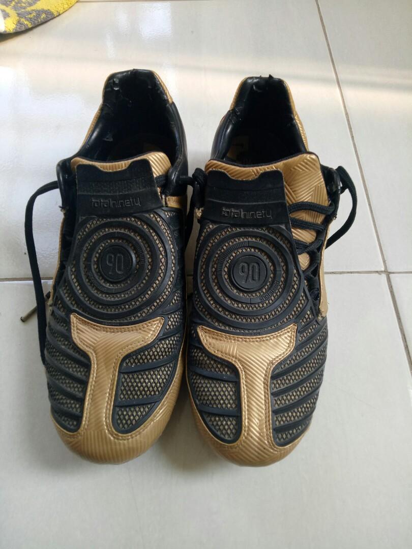 Sepatu bola deals nike f90