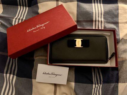 Classic Salvatore Ferragamo Miss Vara Half Zip Continental Wallet Black
