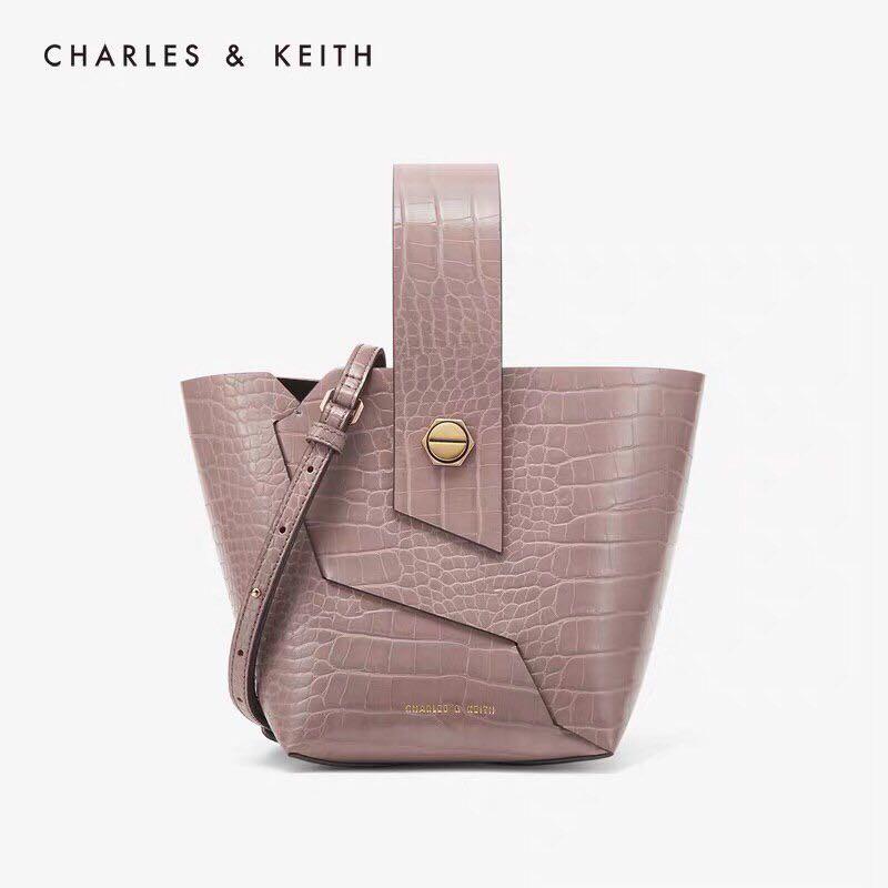 CNK WRISTLET HANDLE BUCKET BAG
