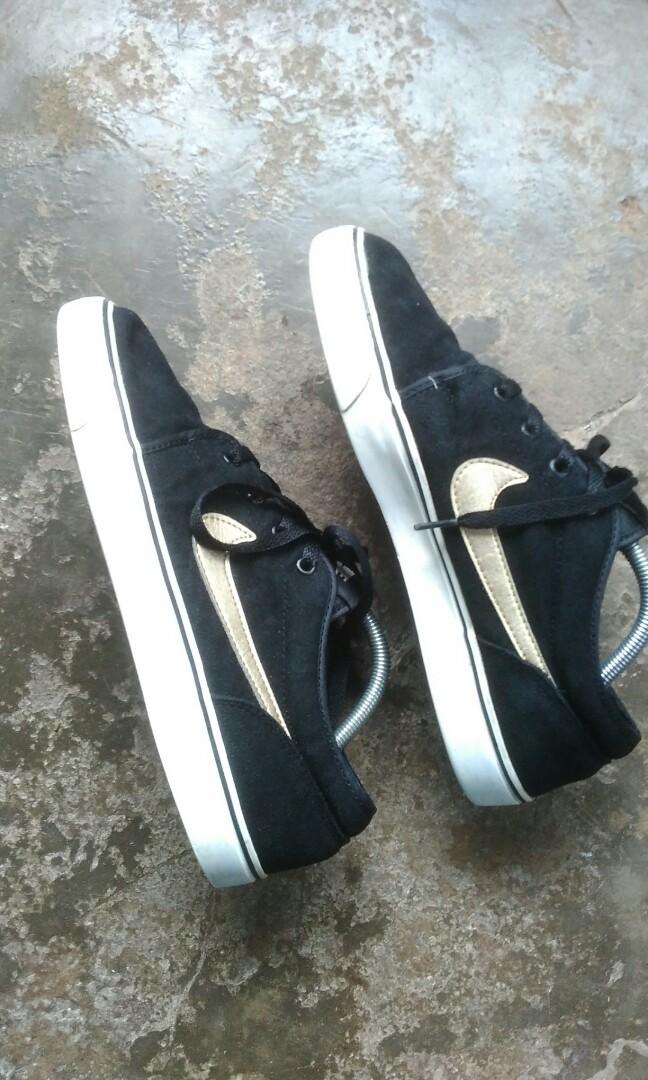 nike toki low suede