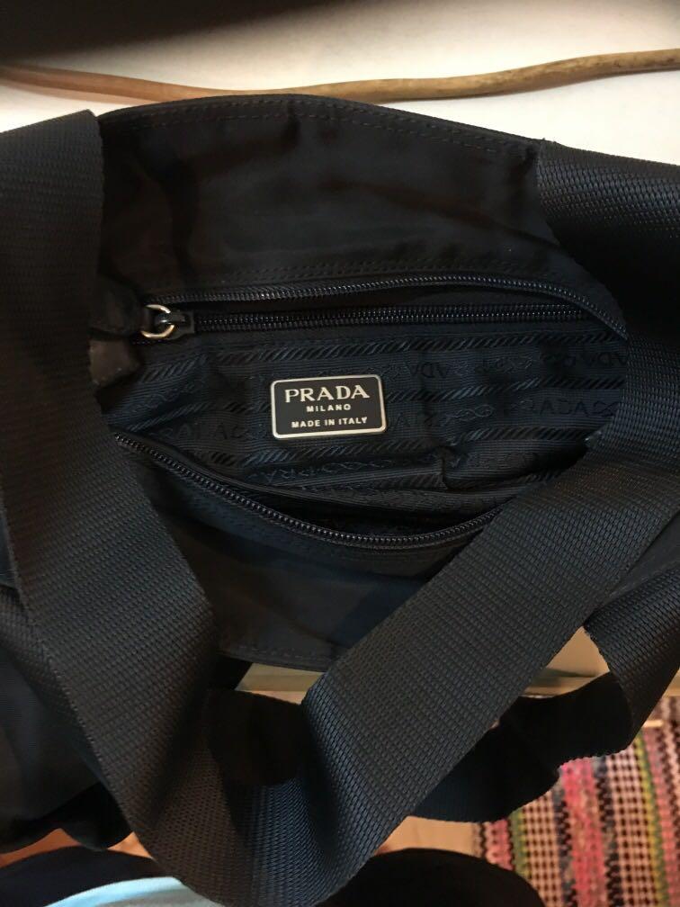 Prada （分類：手袋及銀包）位於 Hong Kong。 由 honyeeman 提交（商品編號 260155098，圖片 3）。簡介： 12 inch x 10 inch x 3 inch Navy color 購自香港 用了3年。