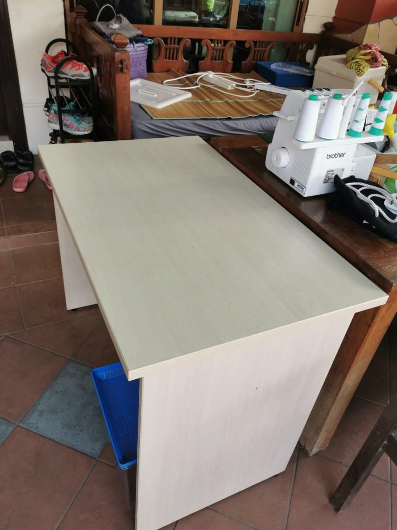 Study Table (Category: Tables & Sets) located in Singapore. Submitted by wang.dajun (Listing ID 260051713, Image 2). Description: Arrange your own transport..