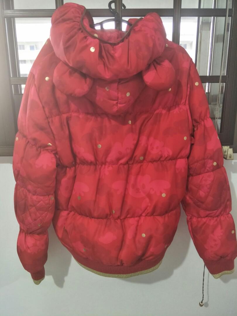 Winter Jacket (Category: Coats, Jackets and Outerwear) located in Singapore. Submitted by kellyfo (Listing ID 260049875, Image 3). Description: Condition 9/10 Like a new, wear one time only Buy form Hong Kong in Xmas time. Unisex wear.