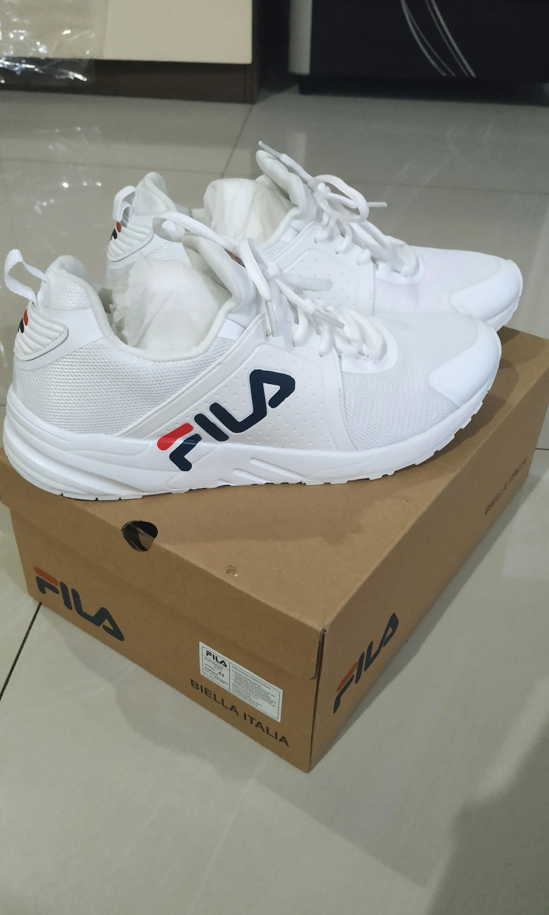 Sepatu Fila Original Fesyen Pria Sepatu Sneakers Di Carousell