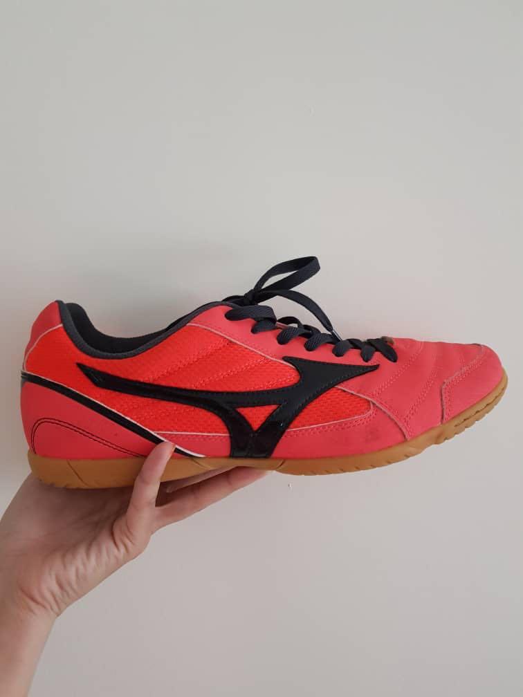 Kasut Futsal Mizuno 11UK Men s Fashion Activewear on Carousell