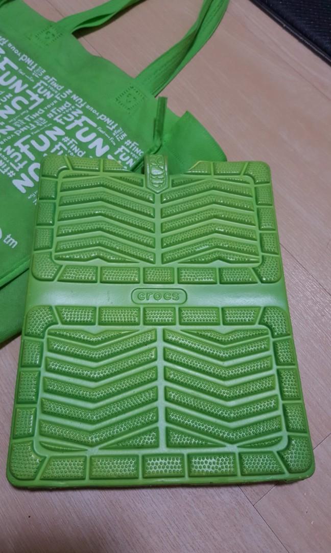 Original crocs tablet holder case (Category: Cases & Sleeves) located in Pasig City. Submitted by js.authenticlux (Listing ID 260410229, Image 2). Description: Original crocs tablet protector sleeve. Fit for any tablet or ipad size . Bought from abroad. Unisex design. Shockproof. Call txt 09178029682.
