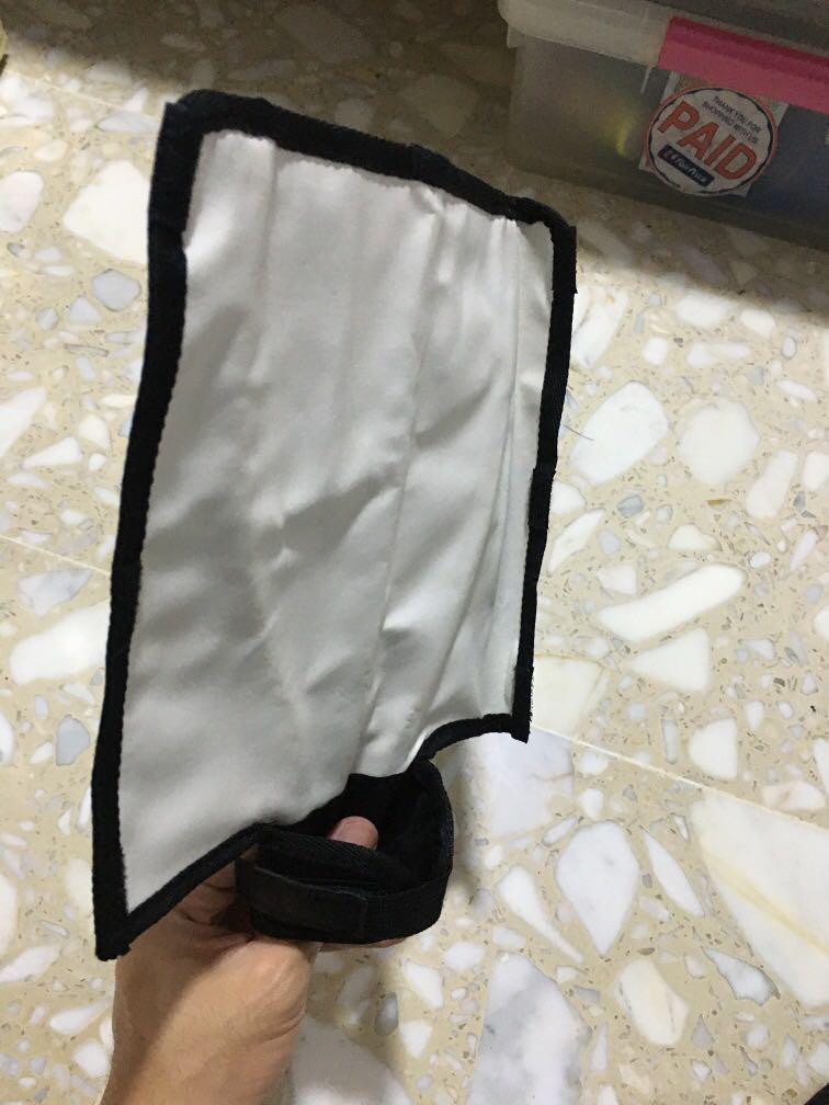 Flash diffuser (Category: Flashes) located in Singapore. Submitted by mredward (Listing ID 260771144, Image 1). Description: Nice to use and easy to bring outdoor.