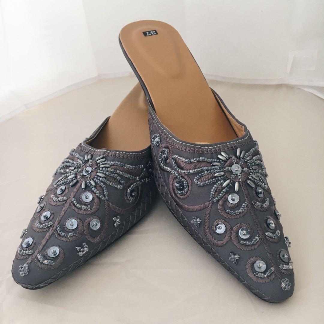 Peranakan beaded shoes (dark grey 