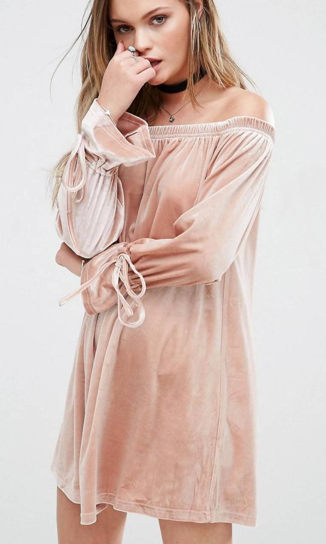 Asos velvet off shoulder dress (Category: Women's Clothes) located in Perth. Submitted by tyhlascott (Listing ID 260880197, Image 1). Description: Only worn once, so in great condition X.