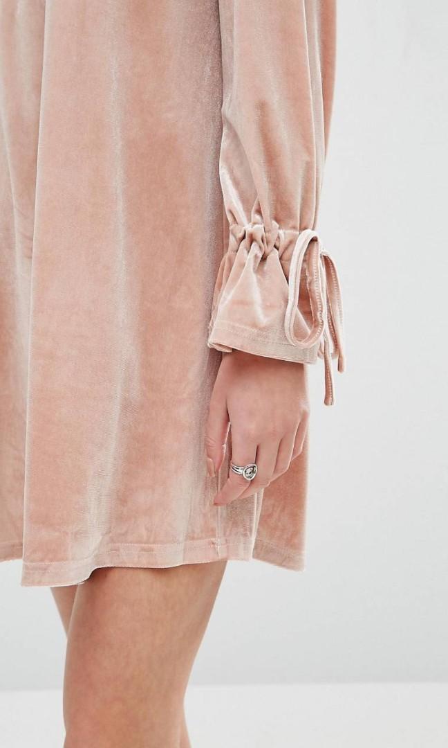 Asos velvet off shoulder dress (Category: Women's Clothes) located in Perth. Submitted by tyhlascott (Listing ID 260880197, Image 3). Description: Only worn once, so in great condition X.