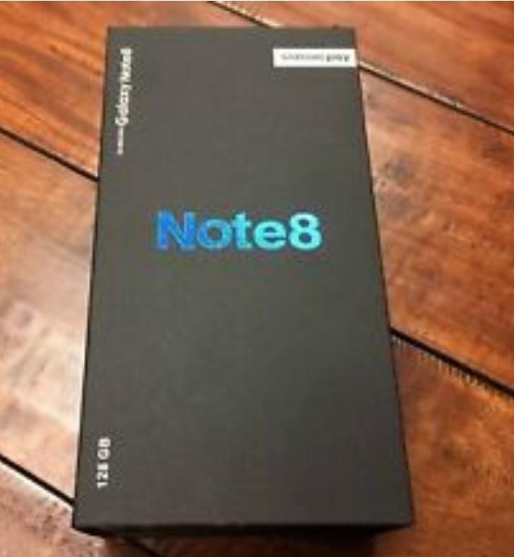 Note 8 (Category: Samsung) located in Singapore. Submitted by chubbylits (Listing ID 261128381, Image 1). Description: This phone has cracked on the left side but im still using it right now.