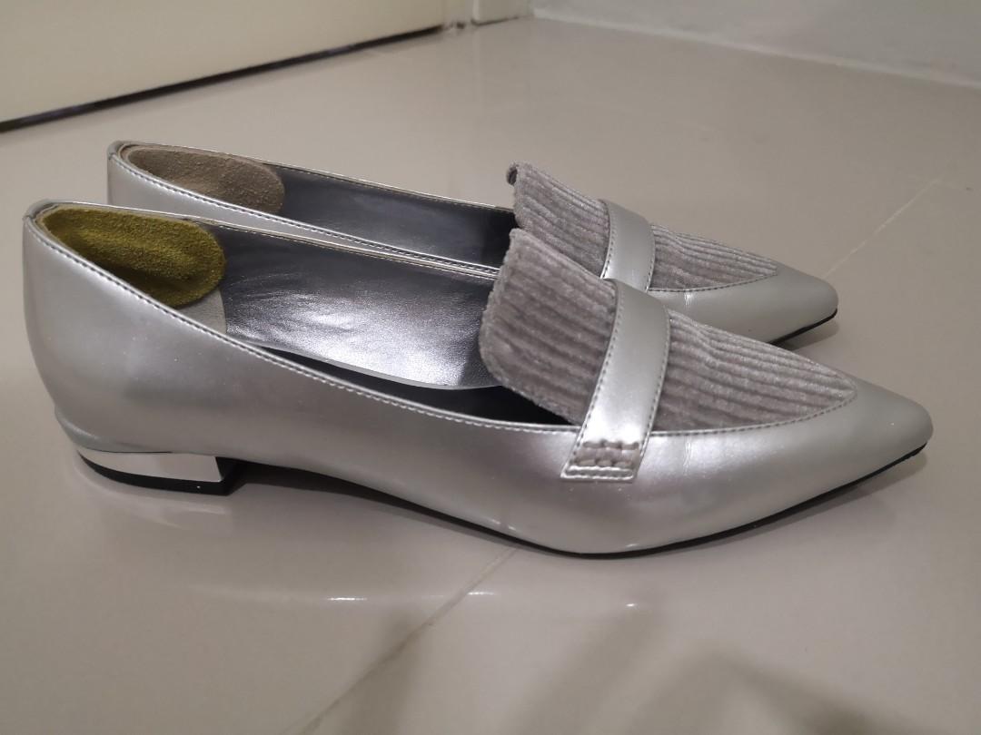 Pedro Silver Shoe (Category: Loafers) located in Makati City. Submitted by lllsummer (Listing ID 260987516, Image 2). Description: Bought in Singapore. Wore twice only. Condition: 9/10.