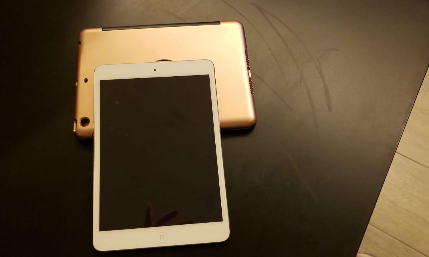 iPad mini （分類：平板電腦 - iPad）位於 Hong Kong。 由 yeeeeew 提交（商品編號 261237865，圖片 2）。簡介： iPad mini 600蚊連差電線同鍵盤機殼。