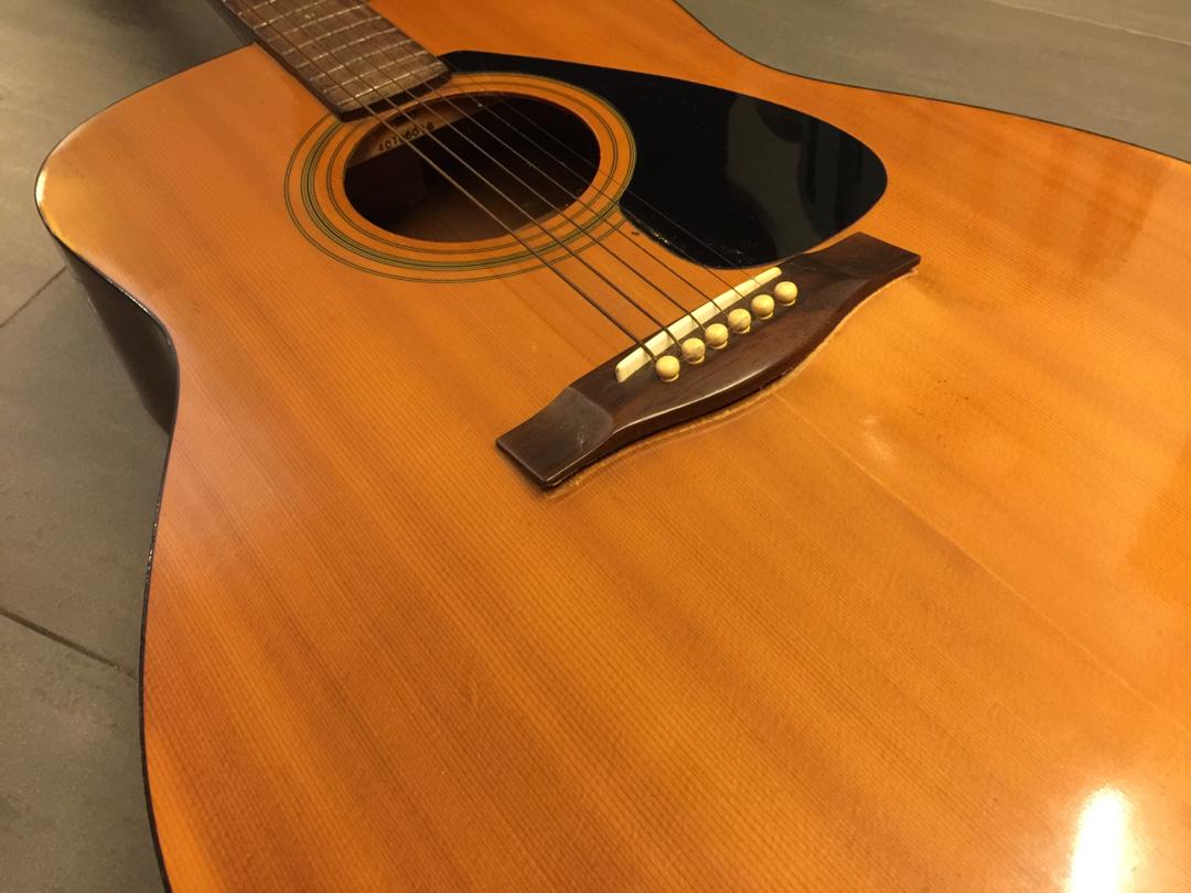 Yamaha FG 300A acoustic guitar faulty