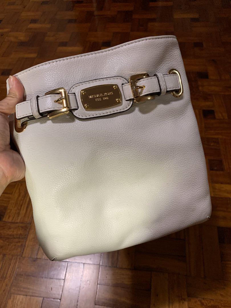 Michael Kors sling bag (Category: Cross-body Bags) located in Quezon City. Submitted by samblucas13 (Listing ID 261481780, Image 2). Description: Genuine leather authentic Michael Kors sling bag that can take you from day to night. Chic and stylish. Payment via Gcash or BPI. Delivery to be shouldered by the buyer in cash via Grab Delivery. .