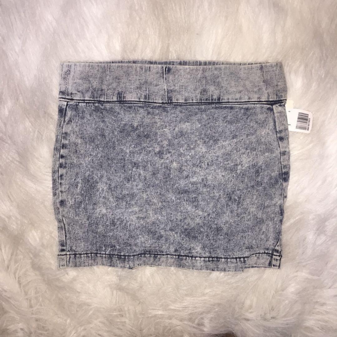 Forever 21 denim skirt (Category: Skirts) located in Manila. Submitted by hslightsup (Listing ID 261472529, Image 1). Description: New and still with tag! Looks like it has a yellow stain but it’s part of the fabric! Needs a new loving owner! 🥰 Price is negotiable! 🥰.